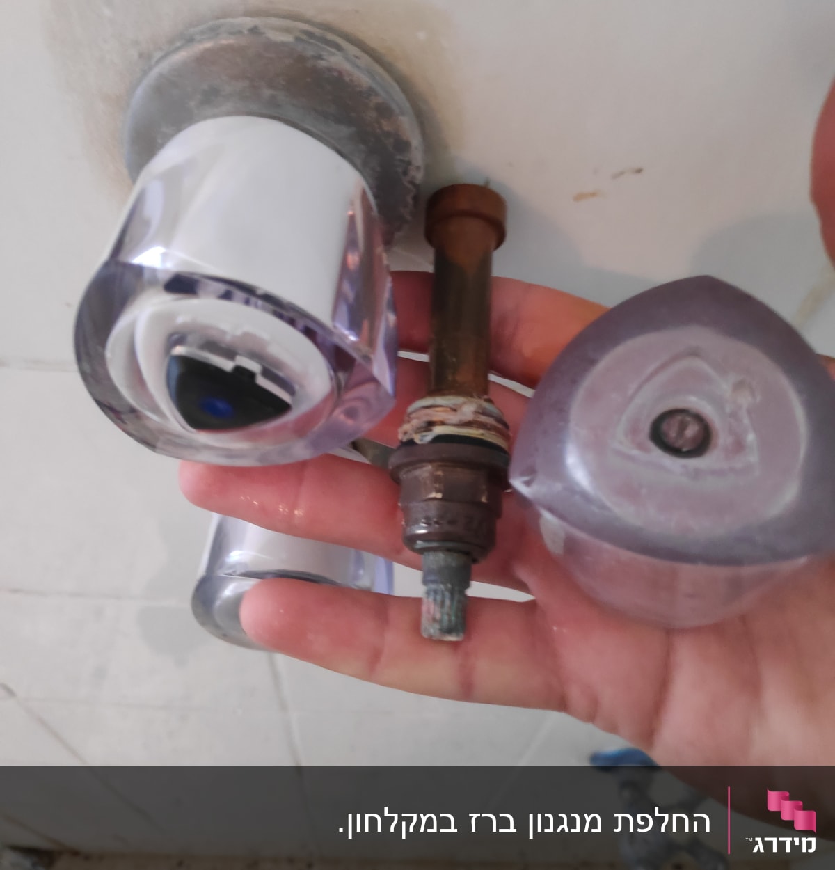 ברז מים מפורק עם חלקים חשופים ביד
